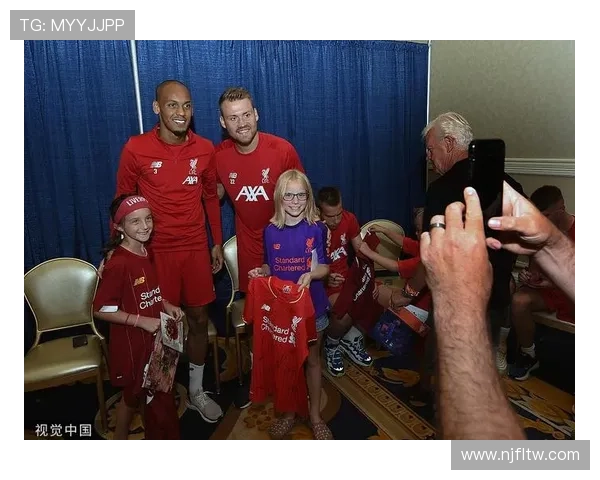 与足球明星亲密合影粉丝的梦想瞬间记录下的精彩时刻