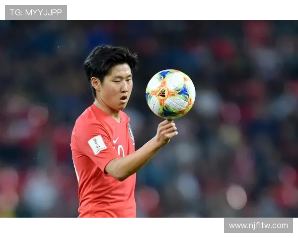 中韩足球明星的表情魅力与球场风采揭秘