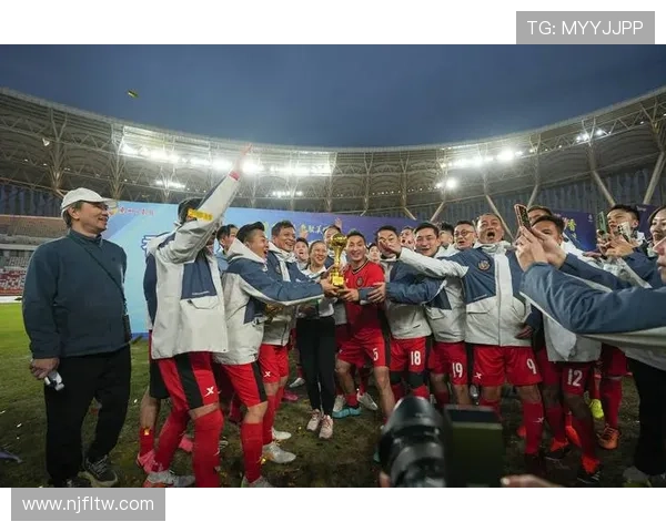 何家劲足球明星的真实身份揭秘及其在足球界的影响力分析