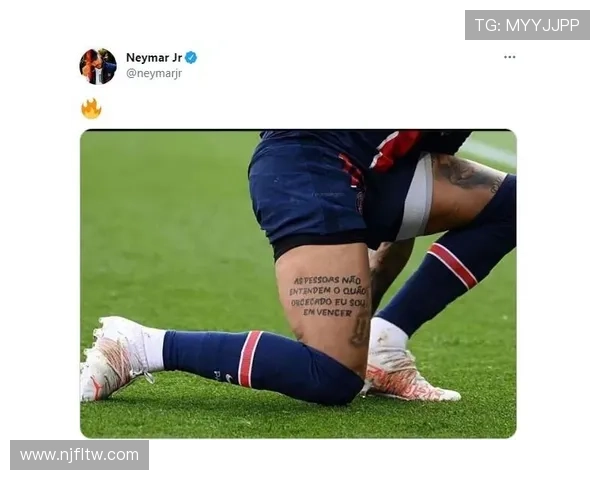 全身纹身的女足球明星展现个性与实力引领运动潮流