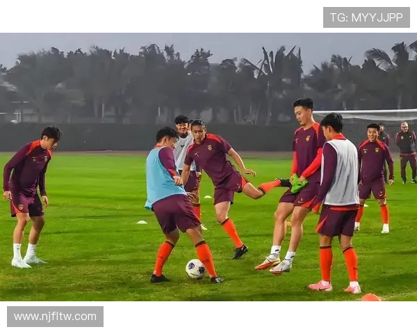 业余足球明星的崛起与传奇故事揭秘，如何在草根舞台上闪耀光芒